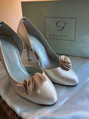 Ivory Silk ruffle 4 inch heels size 8 B